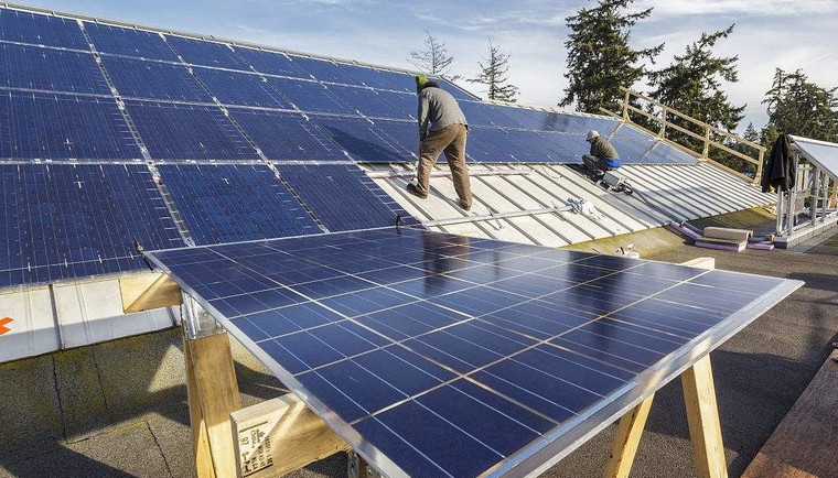 光伏支架算設(shè)備嗎，光伏支架用不銹鋼好還是鋁合金好