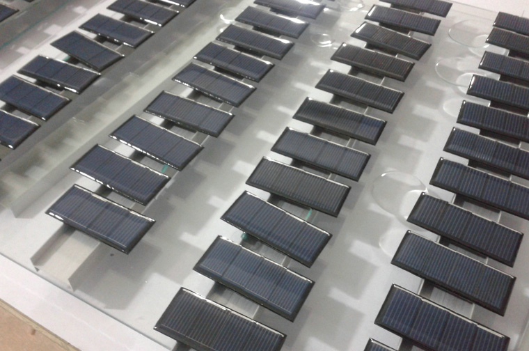 太陽(yáng)能滴膠板如何連接，太陽(yáng)能電池板滴膠與壓模有什么區(qū)別